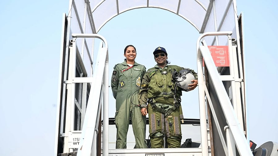 <div class="paragraphs"><p>President Droupadi Murmu with Squadron leader Shivangi Singh.</p></div>