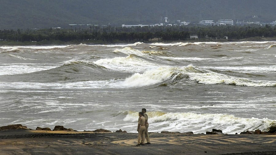 <div class="paragraphs"><p>High waves lash the shore amid Cyclone Montha</p></div>