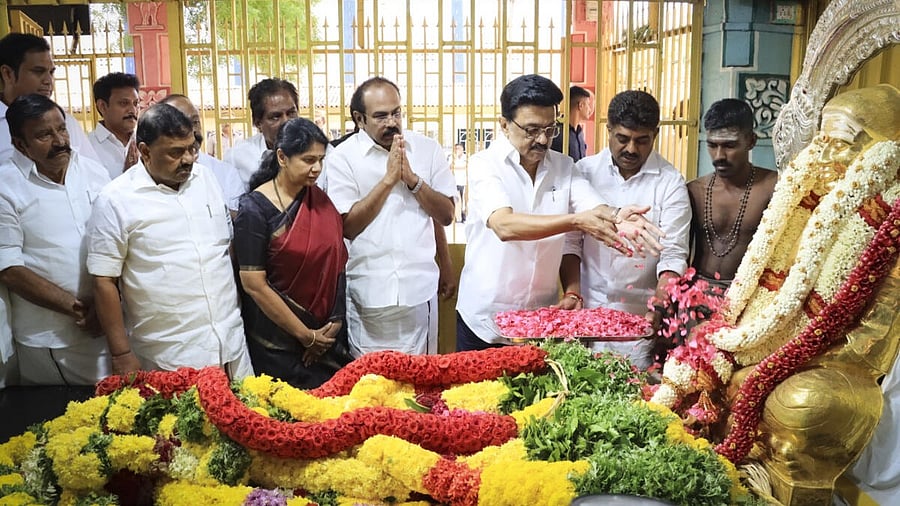 <div class="paragraphs"><p>Tamil Nadu Chief Minister MK Stalin pays tribute to Muthuramalinga Thevar.</p></div>