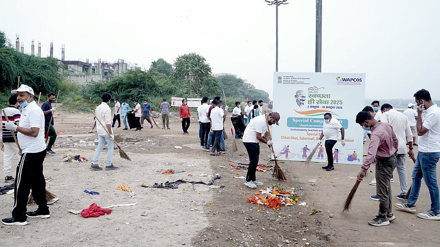 <div class="paragraphs"><p>Volunteers cleaning pathway under Special Campaign 5.0</p></div>