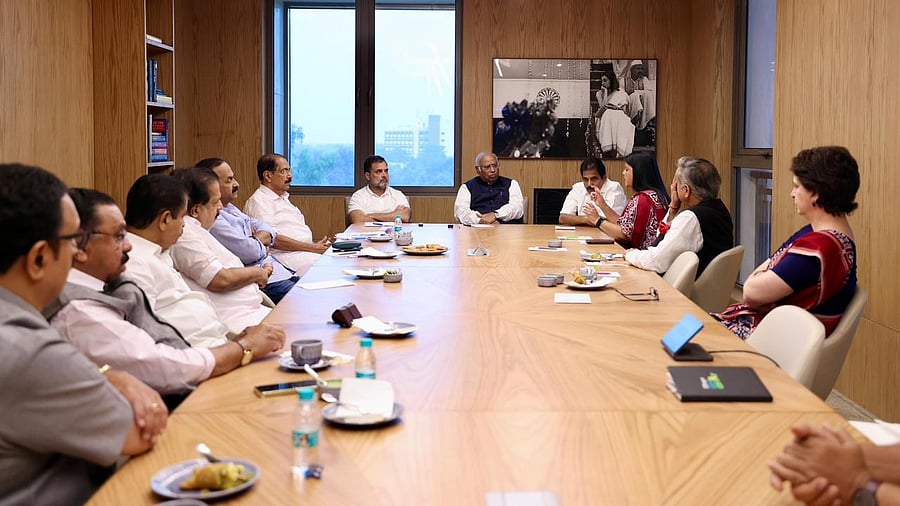 <div class="paragraphs"><p>AICC chief Mallikarjun Kharge and other seniors with leaders of the party from Kerala.</p></div>