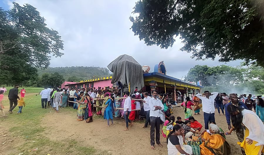 <div class="paragraphs"><p>Devotees at Sri Mahadeshwara temple in Beladakuppe of Saragur taluk. </p></div>