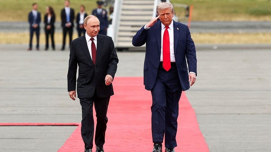 <div class="paragraphs"><p>U.S. President Donald Trump walks with Russian President Vladimir Putin.</p></div>