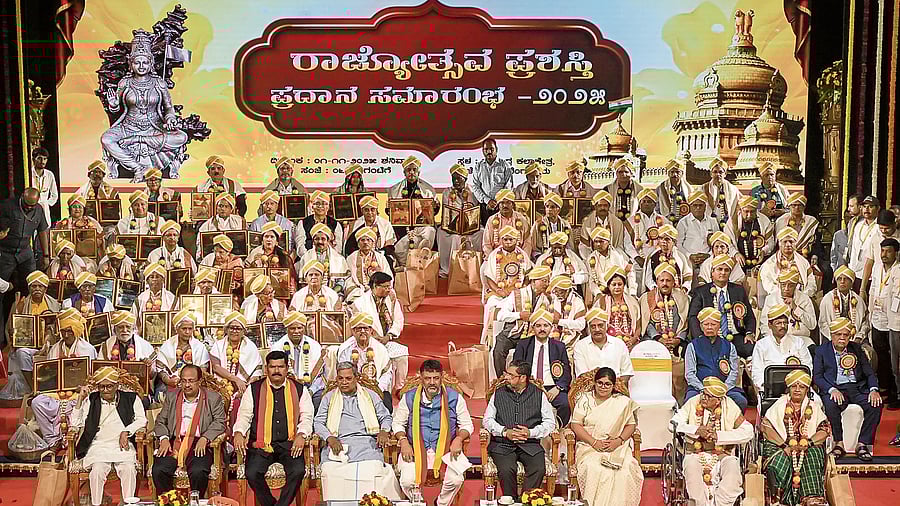 <div class="paragraphs"><p>Chief Minister Siddaramaiah with 70 achievers conferred with Kannada Rajyotsava award to mark 70th statehood day, in Bengaluru on Saturday.  </p></div>
