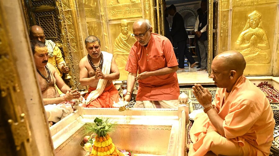 <div class="paragraphs"><p>VP Radhakrishnan visits Kashi Vishwanath Temple</p><p></p></div>