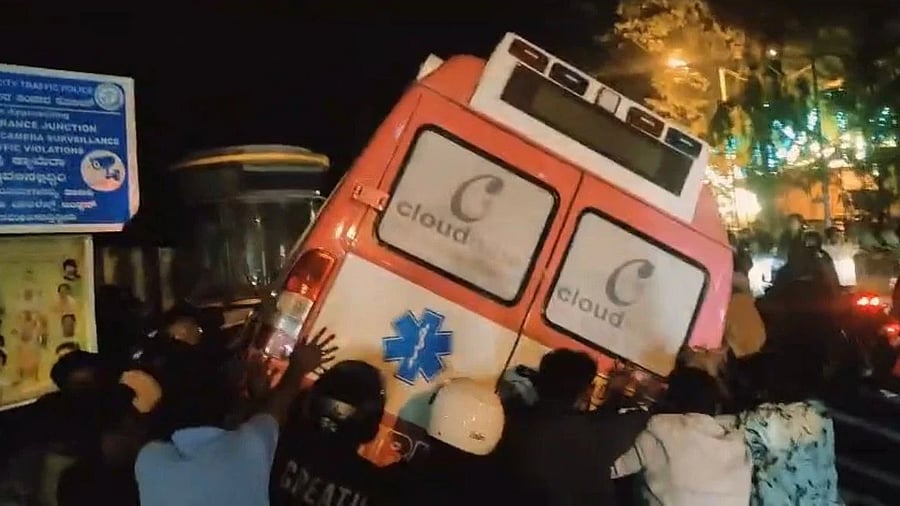 <div class="paragraphs"><p>Members of the public topple the ambulance involved in the deadly hit-and-run in Shanthinagar, central Bengaluru, late on Saturday night.</p></div>