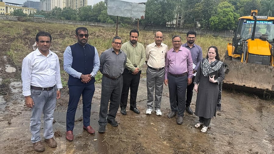 <div class="paragraphs"><p>Dr. Chandra Shekhar Kumar, Secretary, Ministry of Minority Affairs, conducted a site visit to the proposed location of the new Haj House at Kharghar, Navi Mumbai, along with the officials from the Haj Committee of India (HCoI) and the Central Public Works Department (CPWD).</p></div>