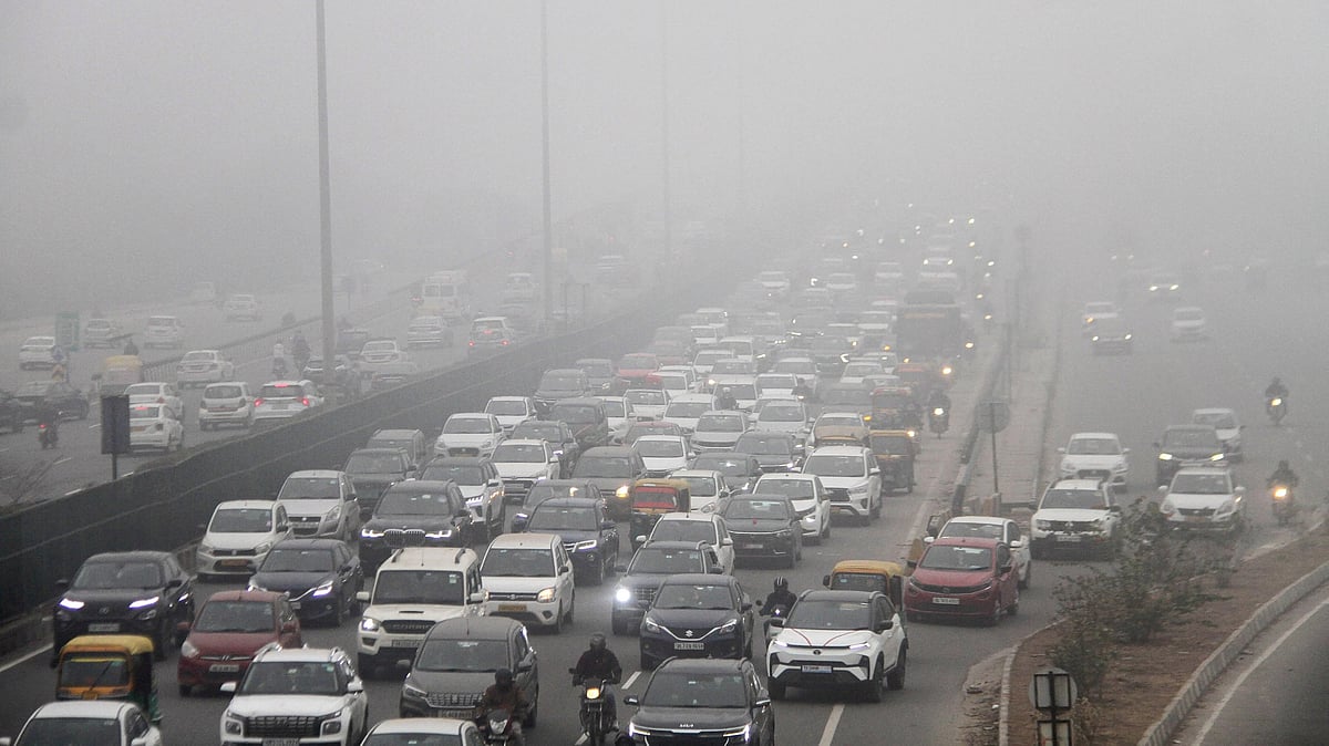 Delhi Records Chilly 11.8°C Low, AQI Remains Poor at 214