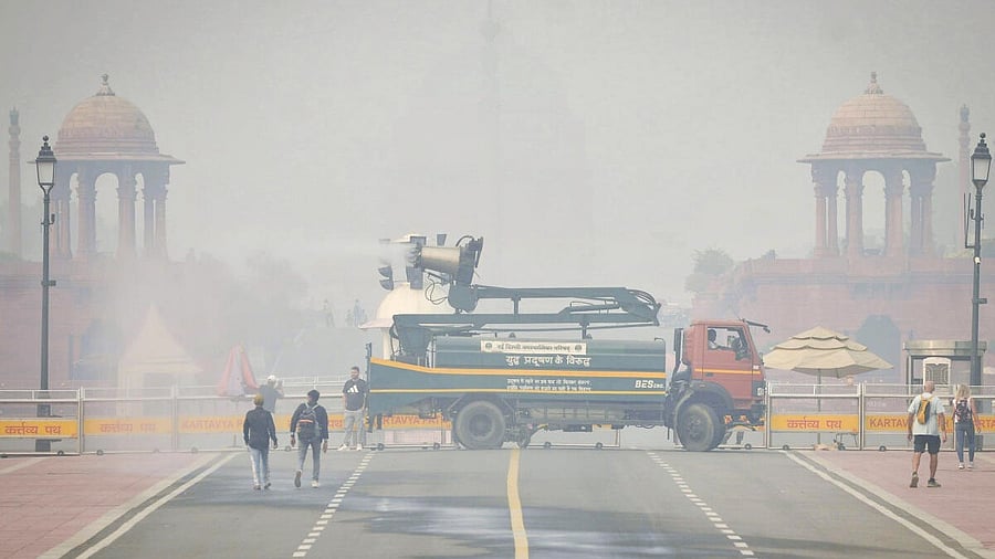 <div class="paragraphs"><p>An anti-smog gun is being used to spray water droplets to curb air pollution, near Rashtrapati Bhavan, in New Delhi</p></div>