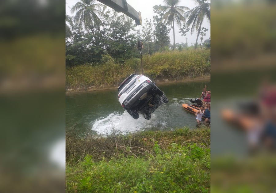 <div class="paragraphs"><p>Fire and Emergency Services personnel lifting the car from the Visvesvaraya Canal, near B Yarahalli, in Mandya taluk on Monday. </p></div>