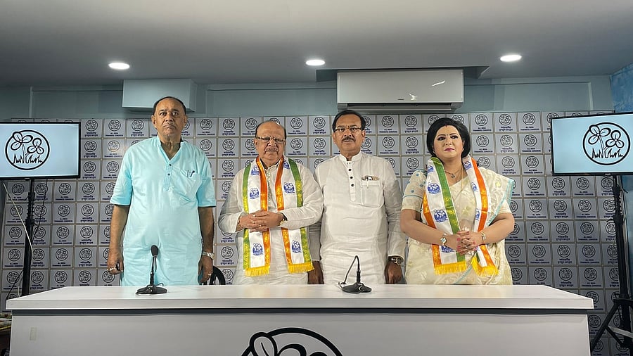 <div class="paragraphs"><p>Sovan Chatterjee (second from the left) with other TMC leaders.</p></div>