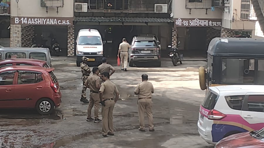 <div class="paragraphs"><p>Police at the apartment complex</p></div>