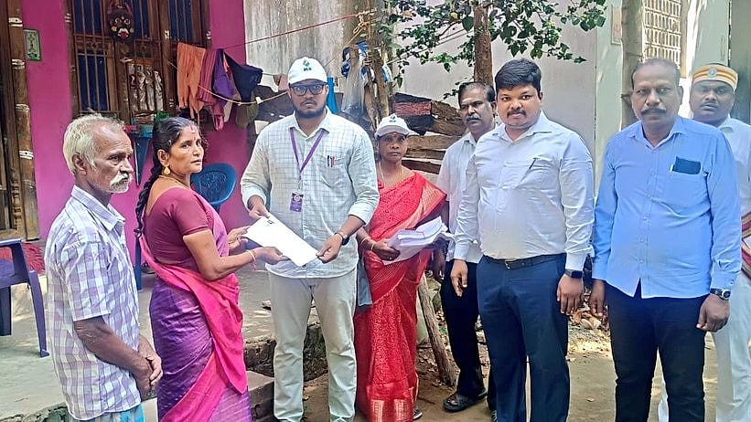 <div class="paragraphs"><p>BLO's visiting households in TN distribute enumeration forms. </p></div>