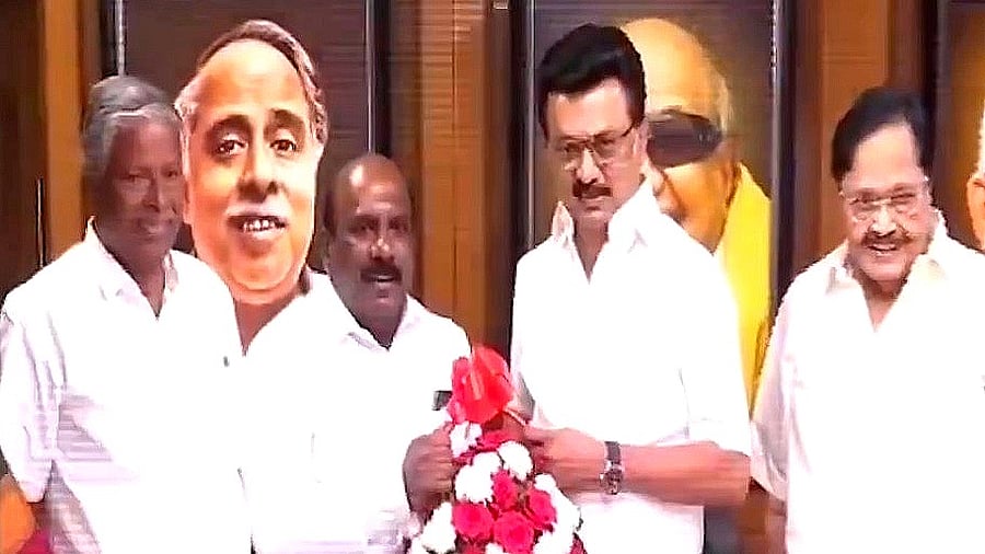 <div class="paragraphs"><p>Manoj Pandian joining DMK in the presence of Tamil Nadu Chief Minister M K Stalin and other party leaders. </p></div>