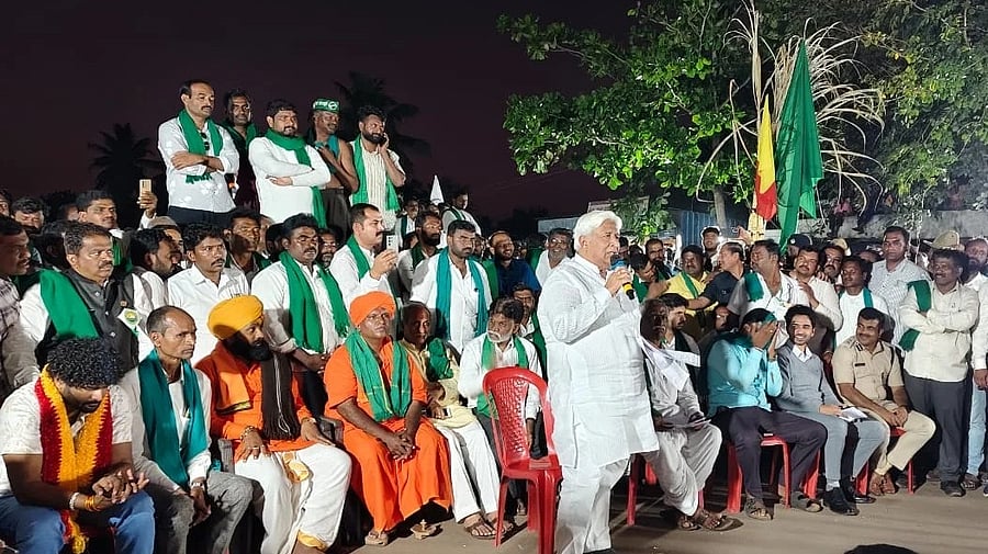 Law and Parliamentary Minister H K Patil addresses the agitating sugarcane growers at Gurlapur Cross in Mudalagi taluk, Belagavi district, on Wednesday evening.