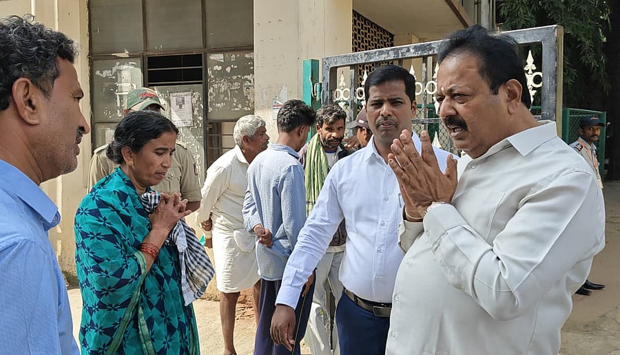<div class="paragraphs"><p>Agriculture and Mandya Incharge Minister N Chaluvarayaswamy consoles the family members of Manjegowda from K R Pet taluk who succumbed to burn injuries at Victoria Hospital in Bengaluru on Wednesday. Deputy Commissioner Kumara is also seen. </p></div>