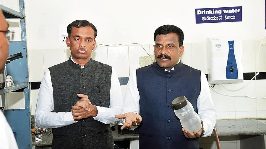 <div class="paragraphs"><p>The new in-charge Chairperson for KCPCR Shashidhar Koosumbi and member Thippeswamy display empty containers with no foodgrains at the Nutritional Rehabilitation Centre (NRC) at Cheluvamba Hospital in Mysuru on Thursday. Credit: DH Photo</p></div>