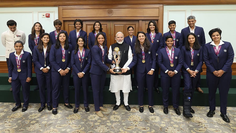 <div class="paragraphs"><p>PM Narendra Modi with the Indian women's cricket team at his residence in New Delhi.</p></div>