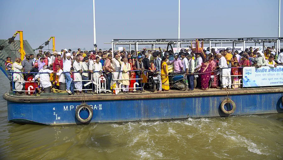 <div class="paragraphs"><p>Voters cross the Ganga river to cast their votes during Bihar elections at Danapur in Patna on Thursday. Credit: PTI</p></div>