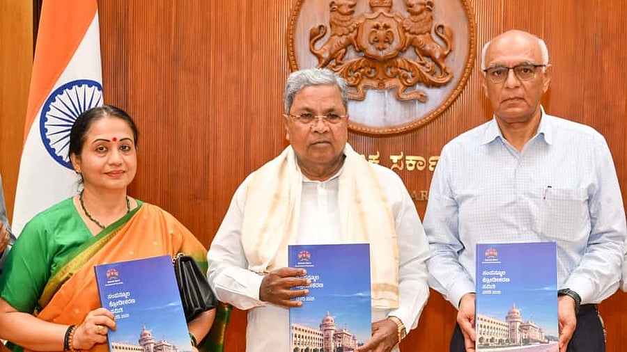 <div class="paragraphs"><p>CM Siddaramaiah with Chief Secretary Shalini Rajneesh and committee chief KP Krishnan</p></div>