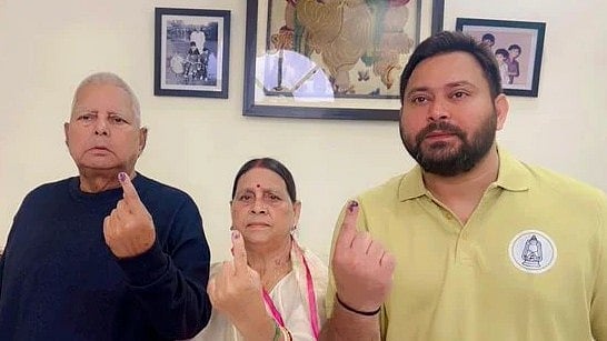 <div class="paragraphs"><p>RJD leader Lalu Prasad Yadav, casts his vote with his wife Rabri Devi, and son and INDIA bloc CM candidate Tejashwi Yadav.</p></div>