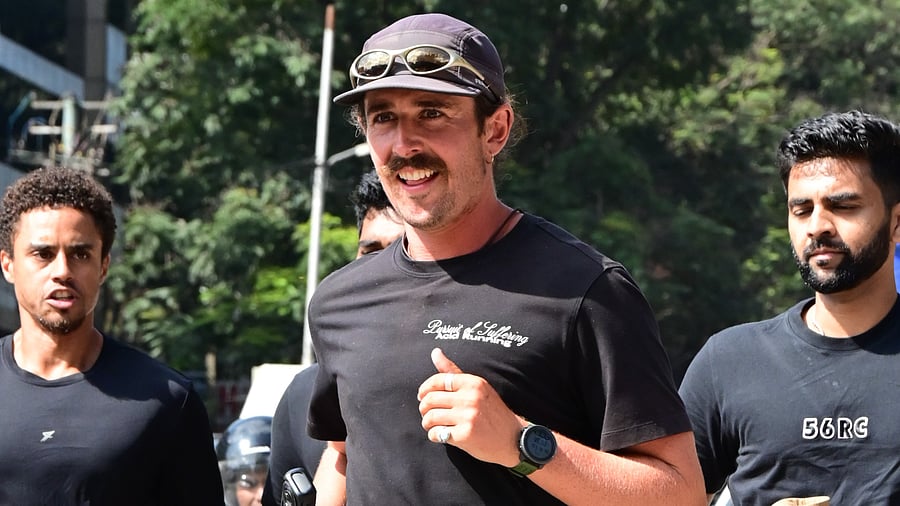 <div class="paragraphs"><p> Jack Faint(centre) reached Bengaluru on Day 61 of his 4,000 km running expedition. DH Photo B K Janardhan</p></div>