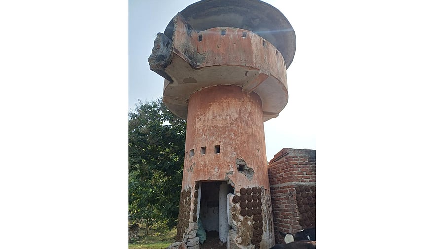 <div class="paragraphs"><p>The dilapidated watchtower of Jehanabad's old jail. </p></div>