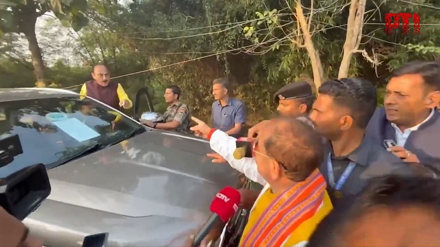 <div class="paragraphs"><p>Bihar DyCM Vijay Kumar Sinha and RJD leader Ajay Kumar having a heated argument.&nbsp;</p></div>