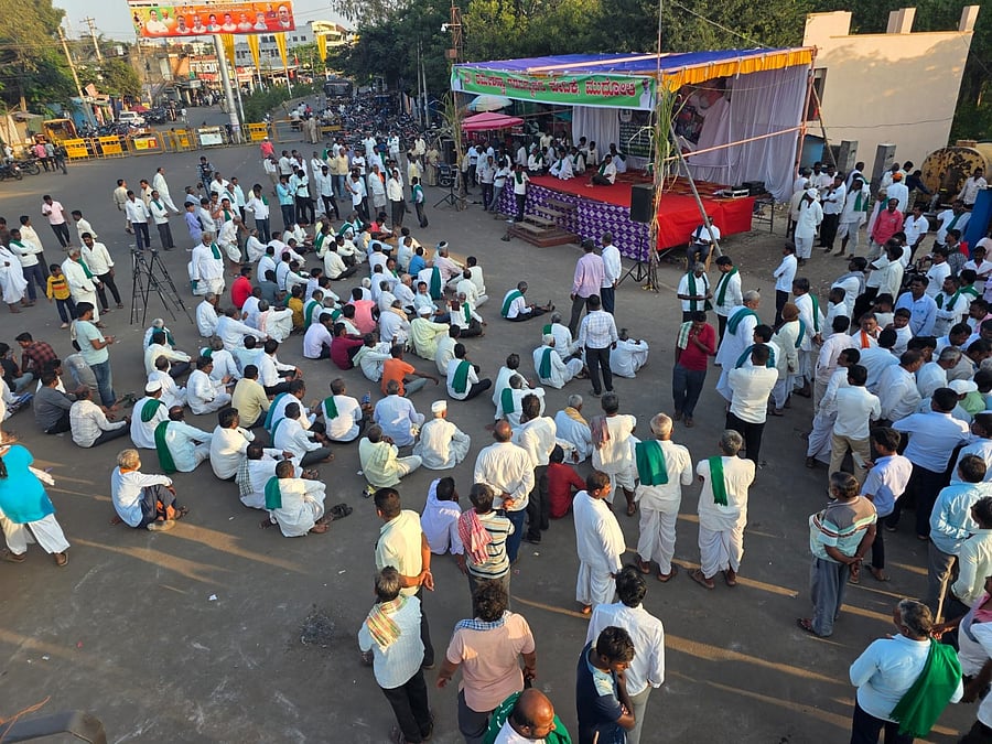 <div class="paragraphs"><p>Farmers continue their protest on Saturday by blocking the road in Mudhol of Bagalkot district. </p></div>