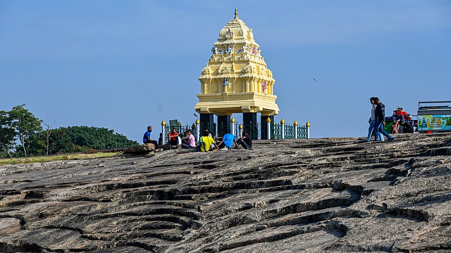 <div class="paragraphs"><p>The three-billion-year-old rock formation at Lalbagh Botanical Garden, along with its fragile surrounding ecosystem, faces potential threat from the proposed tunnel road project. </p></div>