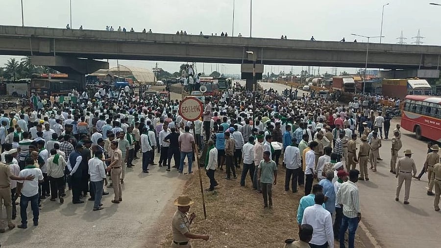 Farmers block National Highway near Hattargi in Hukkeri taluk of Belagavi district on Friday. DH PHOTO