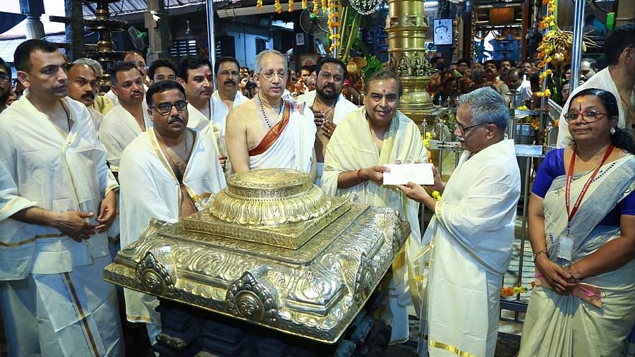 <div class="paragraphs"><p>Reliance Industries Chairman Mukesh Ambani  visited the Guruvayur Sri Krishna Temple.</p></div>