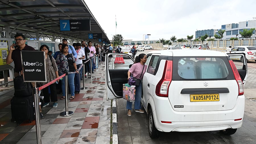 Long wait for cabs at the Kempegowda International Airport. DH FILE PHOTO