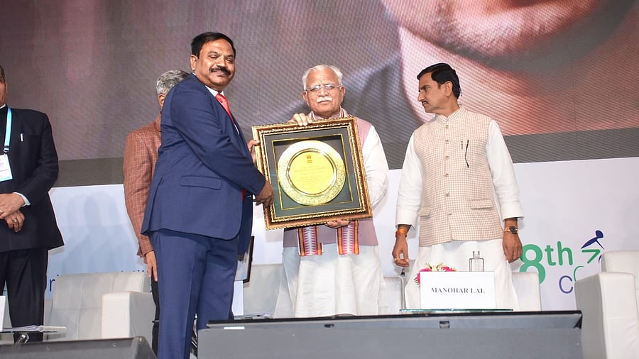 KSRTC Managing Director Akram Pasha receives the award from Union Minister of Housing and Urban Affairs Manohar Lal Khattar. PHOTO: KSRTC