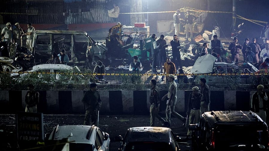 <div class="paragraphs"><p>Police officers and forensic technicians work at the site of an explosion in the old quarters of Delhi, India, November 10, 2025.</p></div>