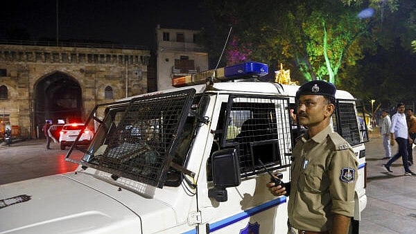 <div class="paragraphs"><p>Red Fort is closed on Mondays.</p></div>