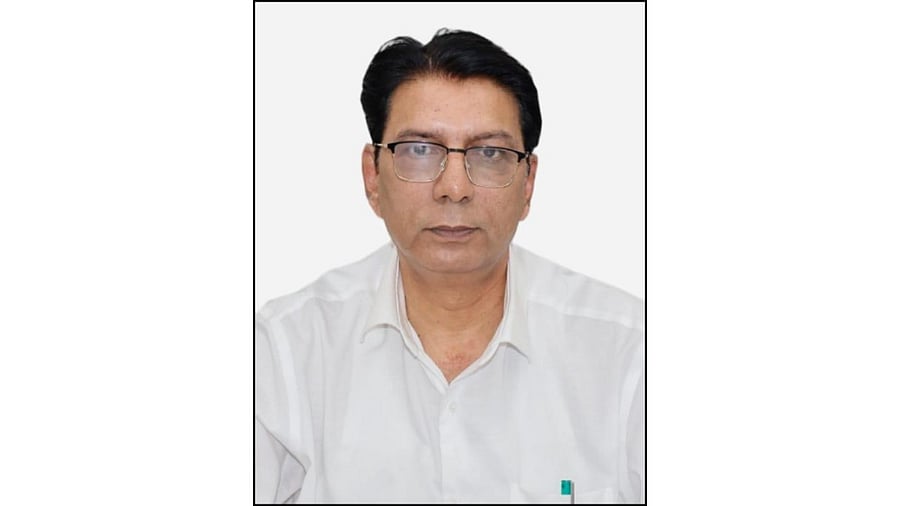 <div class="paragraphs"><p>Central Railway GM Vijay Kumar</p></div>