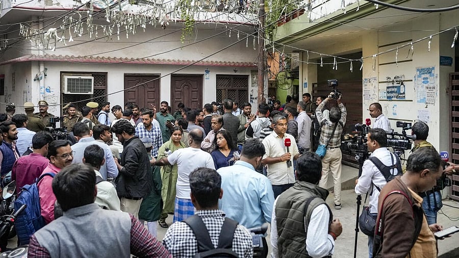 <div class="paragraphs"><p>A joint team of the Anti-Terrorist Squad (ATS), Lucknow Police and other central agencies at the residence of Shaheen Shahid, a doctor who was arrested in connection with the Delhi blast case, in Lucknow, Tuesday, Nov. 11, 2025.</p></div>