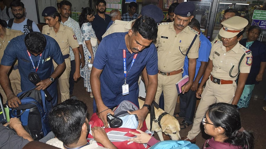 <div class="paragraphs"><p>Security personnel check luggage of passengers at a railway station, after security was beefed up following a blast near the Red Fort.</p></div>