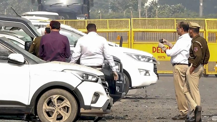 <div class="paragraphs"><p>Officials inspect cars damaged in the blast near Red Fort, in New Delhi.</p></div>