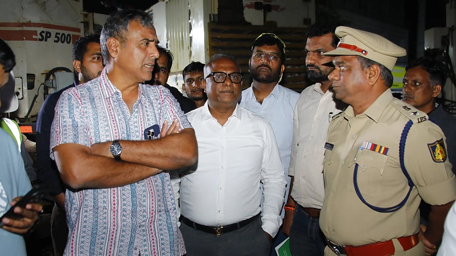 <div class="paragraphs"><p>GBA boss M Maheshwar Rao interacts with officials during the inspection rounds. </p></div>
