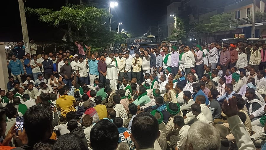 <div class="paragraphs"><p>Farmers continue their protest in Mudhol of Bagalkot district on Wednesday, following a meeting chaired by the deputy commissioner. </p></div>