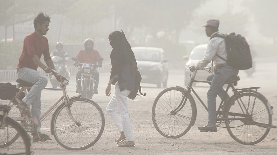 <div class="paragraphs"><p>Commuters make their way amid low visibility as air quality continues to deteriorate in Delhi</p></div>