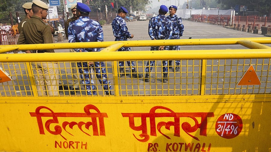 <div class="paragraphs"><p>Security personnel cordon off an area near Red Fort amid heightened security.</p></div>