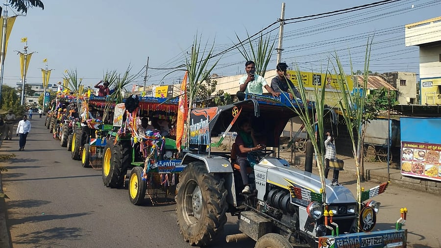 Sugarcane farmers take out a procession during a bandh called to demand better prices for their produce at Mudhol in Bagalkot district on Thursday.