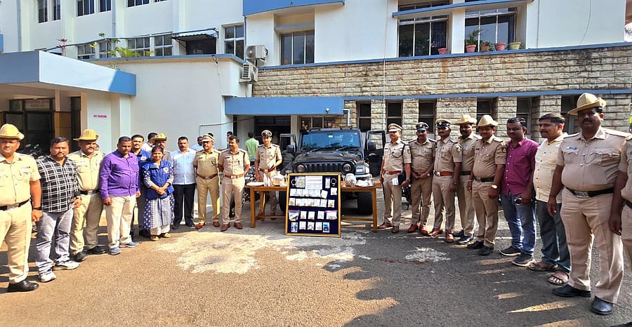 <div class="paragraphs"><p>Superintendent of Police Bheemashankar Guled and Yamakanamaradi police team with the stolen ornaments and SUV seized from the accused in Belagavi on Thursday. </p></div>