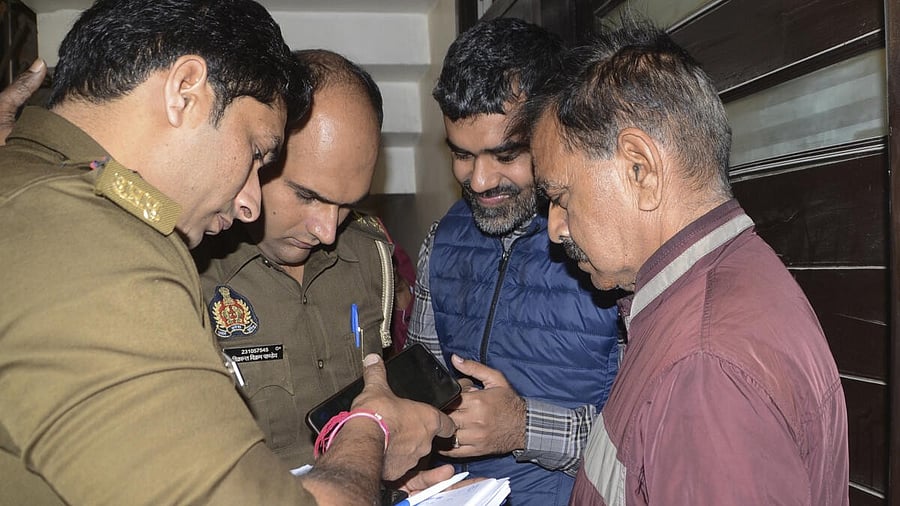 <div class="paragraphs"><p>Police question the landlord and review tenancy documents at the residence of Dr. Arif Mir, a Kashmir-origin cardiologist, for suspected links with a Delhi blast accused, in Kanpur, Uttar Pradesh, Thursday, Nov. 13, 2025.</p></div>