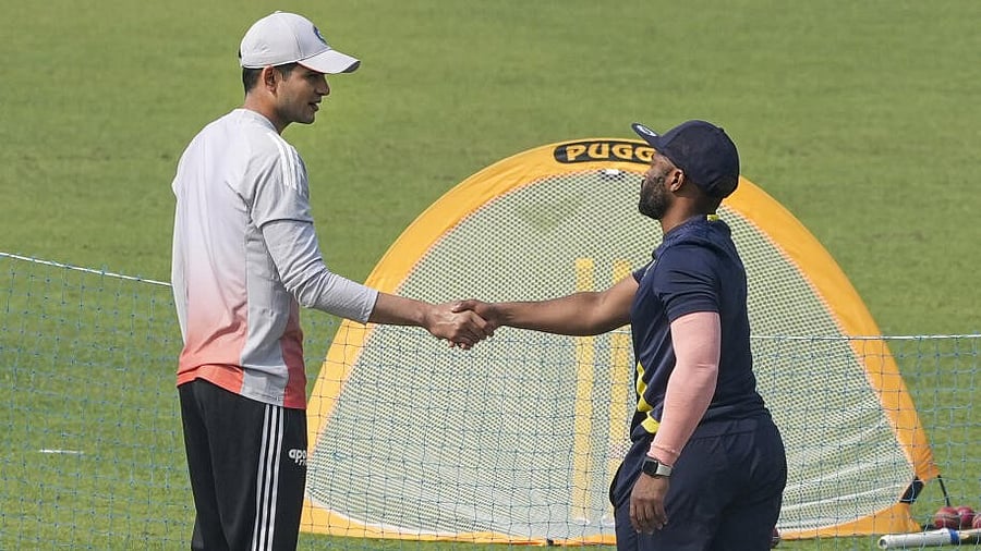 <div class="paragraphs"><p>Indian skipper Shubman Gill (left) with his South African counterpart Temba Bavuma.</p></div>