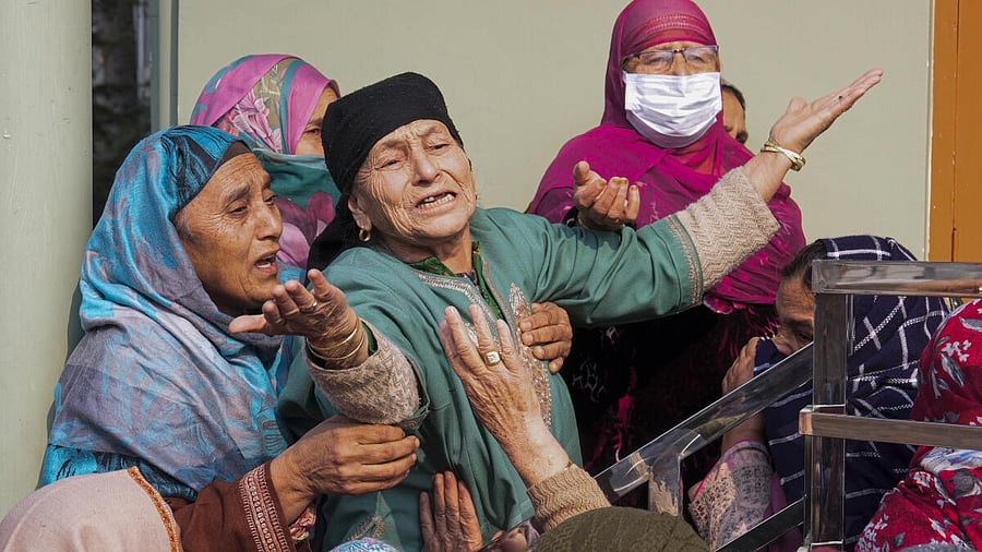 <div class="paragraphs"><p>Relatives of Mohammad Shafi Parray, a tailor who was killed in an accidental explosion which ripped through Nowgam police station on late Friday night, mourn, in Srinagar, Saturday, Nov. 15, 2025.</p></div>