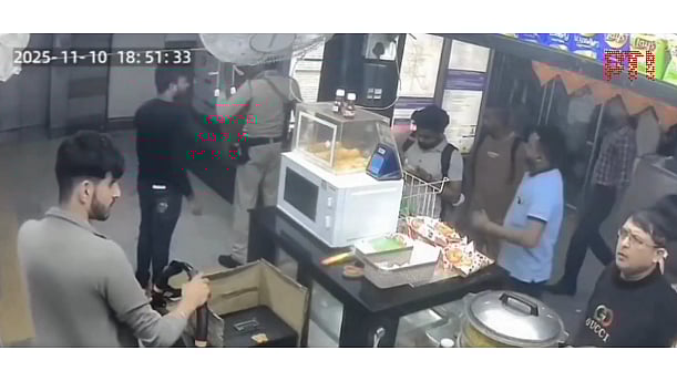 <div class="paragraphs"><p>Screengrab of the CCTV footage showing violent tremor inside Red Fort metro station during car blast.</p></div>